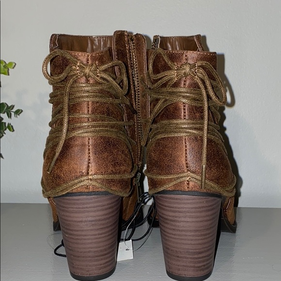 NWT - Women’s Brown Ankle Boots - Picture 2 of 9
